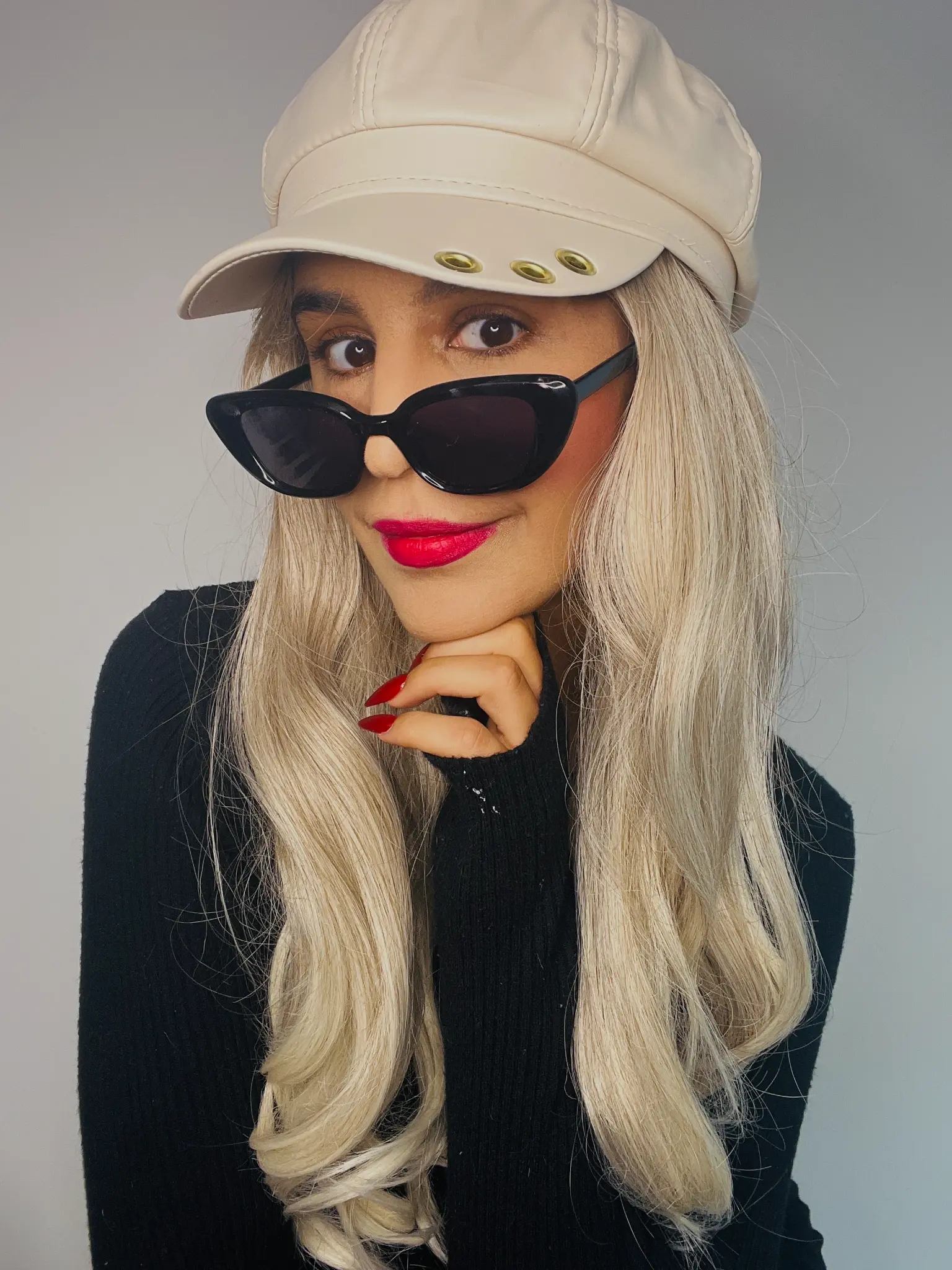 Portrait with a cream cap and black sunglasses